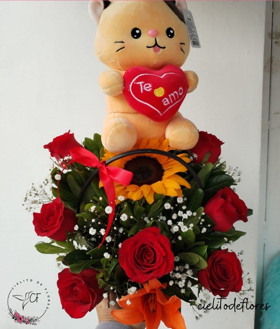 Canastita con flores y peluche mediano