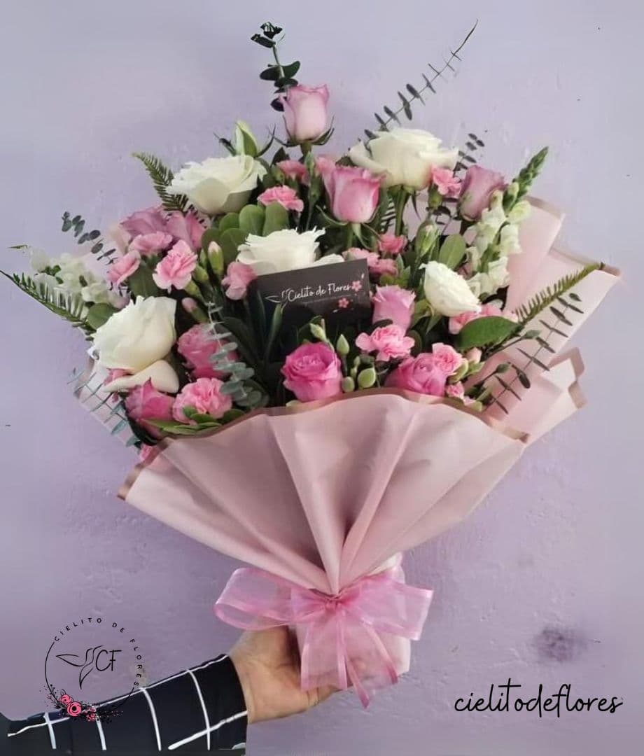 Arreglo de rosas y claveles