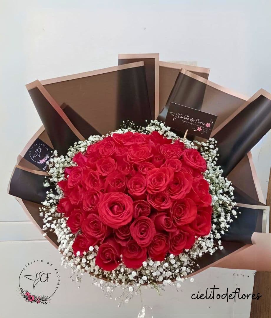 Ramo de rosas rojas y gypsofilia 